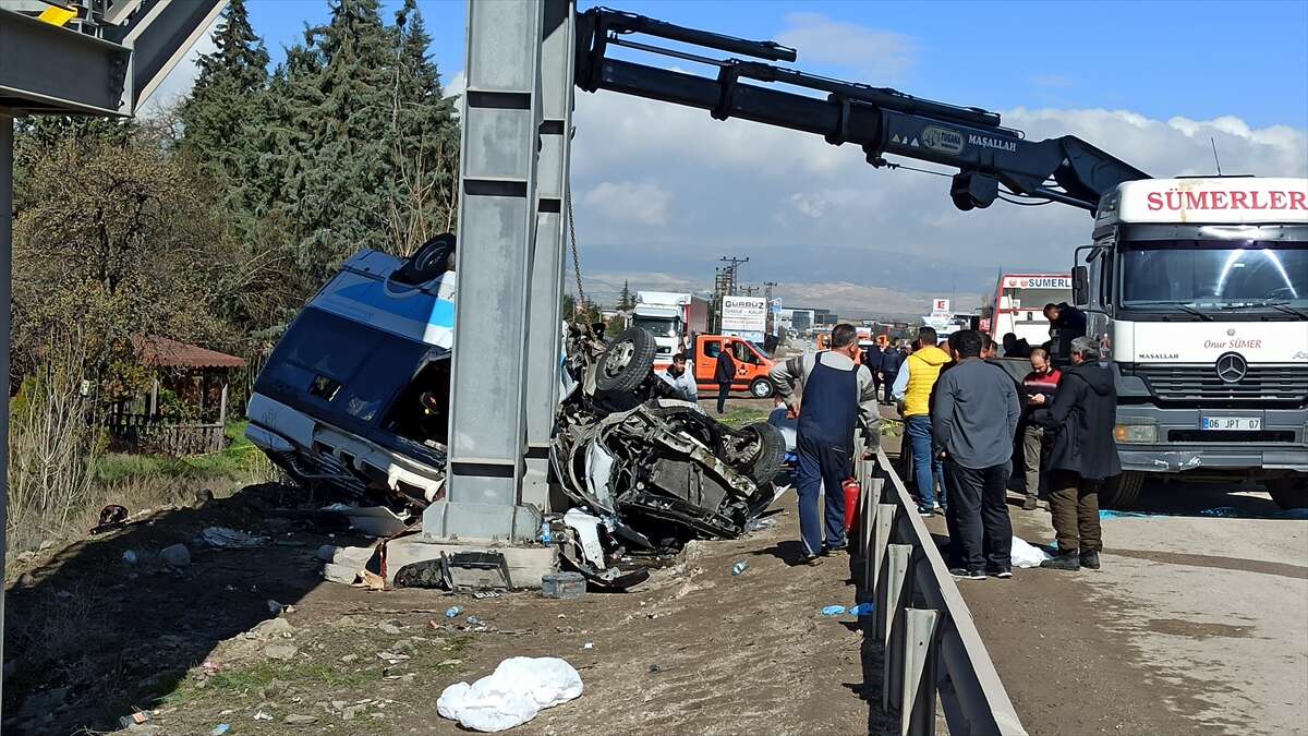 5 kişinin öldüğü otobüs kazası kamerada! Kimlikler belli oldu 18